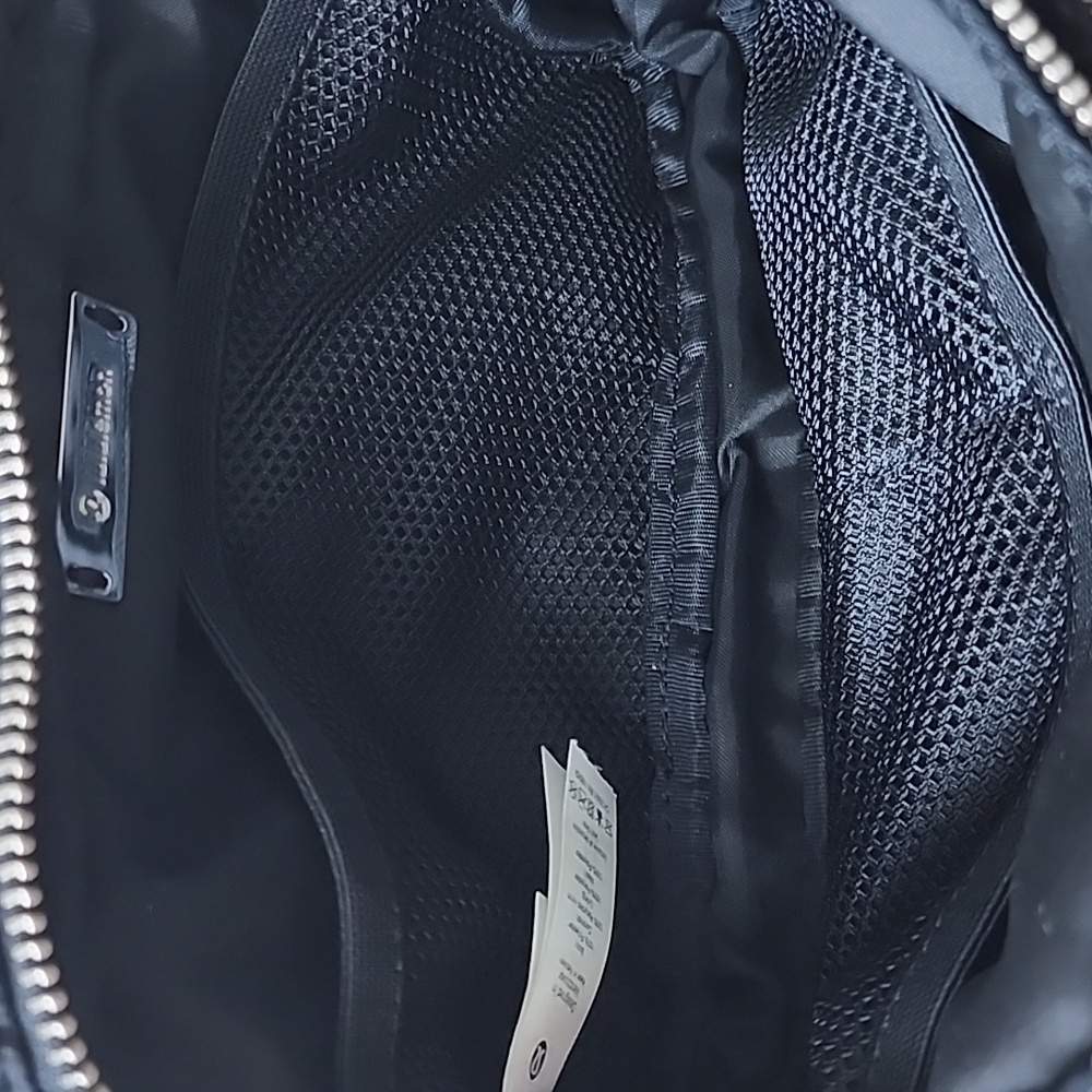 Lululemon Everywhere Belt Bag Black Fleece - Picture 4 of 9
